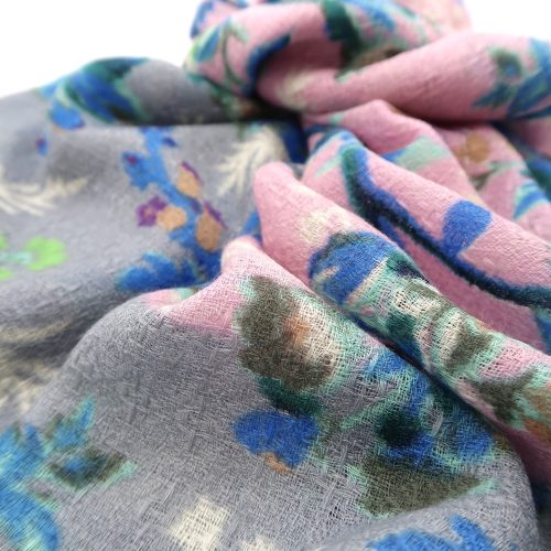 Wolltuch von Épice Paris in hellgrau und rosa mit floralen Motiven