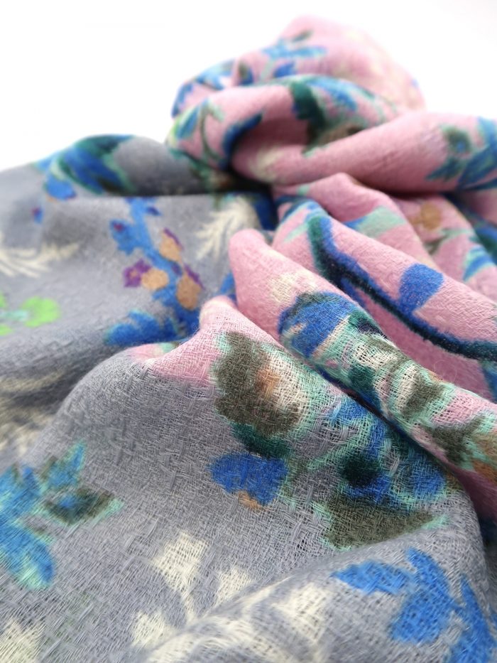 Wolltuch von Épice Paris in hellgrau und rosa mit floralen Motiven