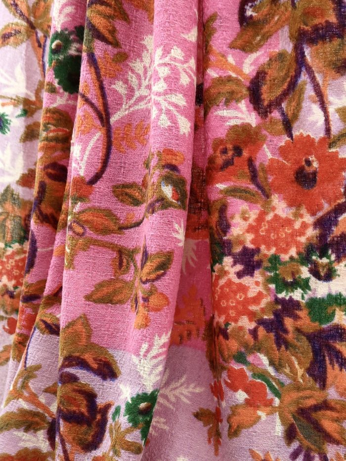 Detail Blüten auf Wolltuch in rose und flieder