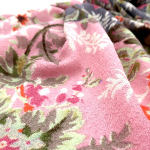Detail Blüten auf Wolltuch in grau und himbeer