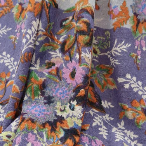 Detail Blüten auf Wolltuch in violett und eisblau