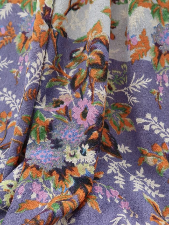 Detail Blüten auf Wolltuch in violett und eisblau