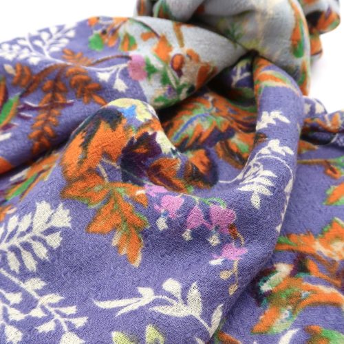 Detail Blüten auf Wolltuch in violett und eisblau