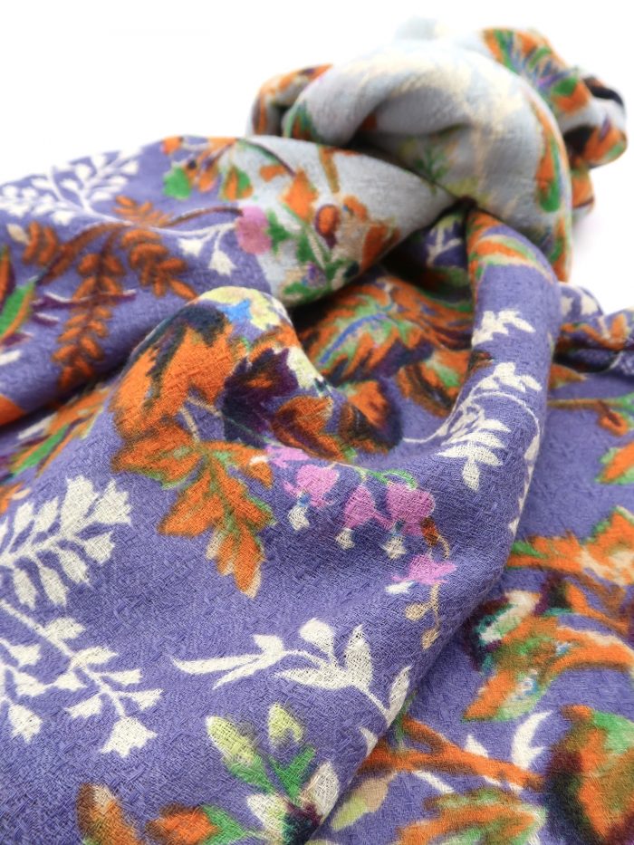 Detail Blüten auf Wolltuch in violett und eisblau