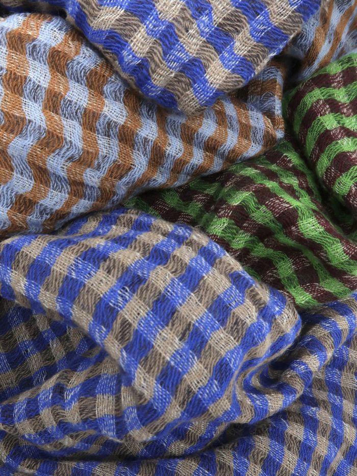 Kariertes Wolltuch von Épice Paris in den Farben blau, grün, braun und beige