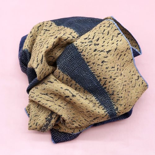 Seidentuch in gold und indigo, handgequiltet, mit echtem Indigofarbstoff gefärbt