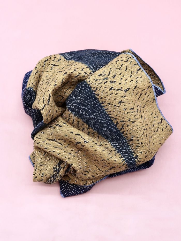 Seidentuch in gold und indigo, handgequiltet, mit echtem Indigofarbstoff gefärbt