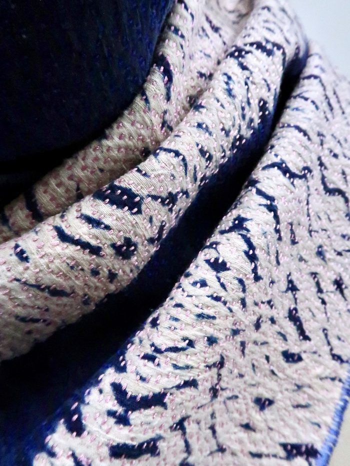 Nahaufnahme des Stickbildes der feinen Stolas von Living Blue