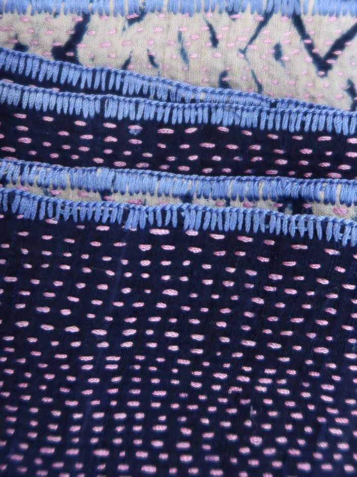Detailansicht Tuch indigo weiß