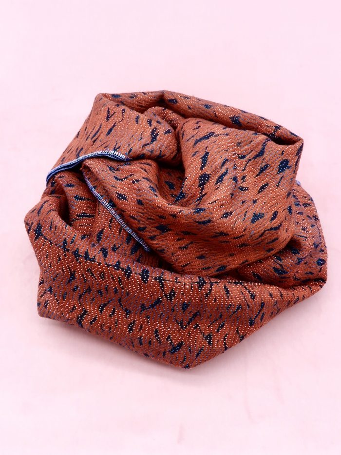 Seidenstola von Living Blue in indigo und ziegelrot