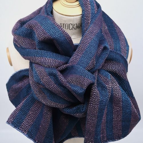 Handgemachtes Seidentuch in Quilt-Technik, Indigo gefärbt
