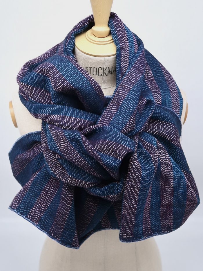Handgemachtes Seidentuch in Quilt-Technik, Indigo gefärbt