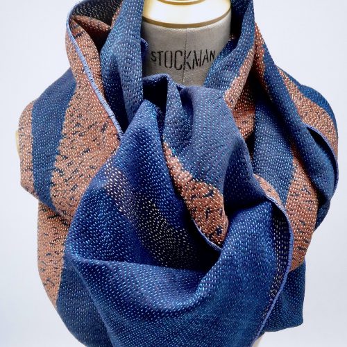 Große Seidenstola mit feinstem Quilting und mit echtem Indigo gefärbt