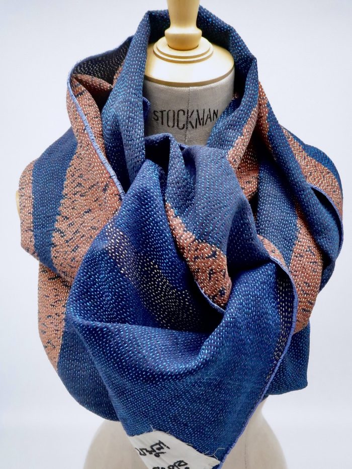 Große Seidenstola mit feinstem Quilting und mit echtem Indigo gefärbt