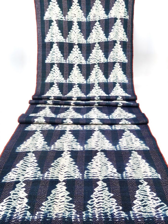 Seidentuch in Shibori-Technik in weiß und indigo