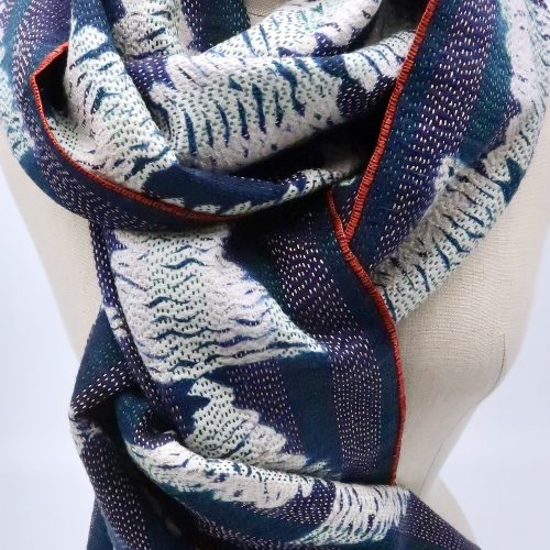 handgemachtes Tuch aus Maulbeerseide mit Shibori-Batik in indigo und weiß