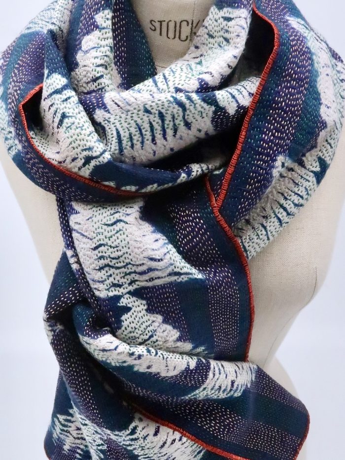 handgemachtes Tuch aus Maulbeerseide mit Shibori-Batik in indigo und weiß