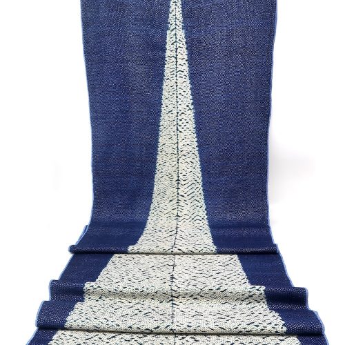 Seidentuch in Shibori Technik mit großem Pfeil