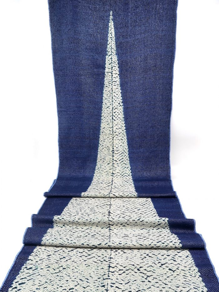 Seidentuch in Shibori Technik mit großem Pfeil