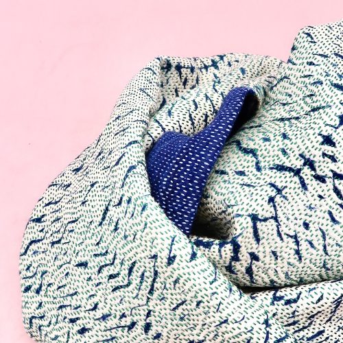 Detailansicht von Indigo-Batik-Tuch mit Kantha Quilt