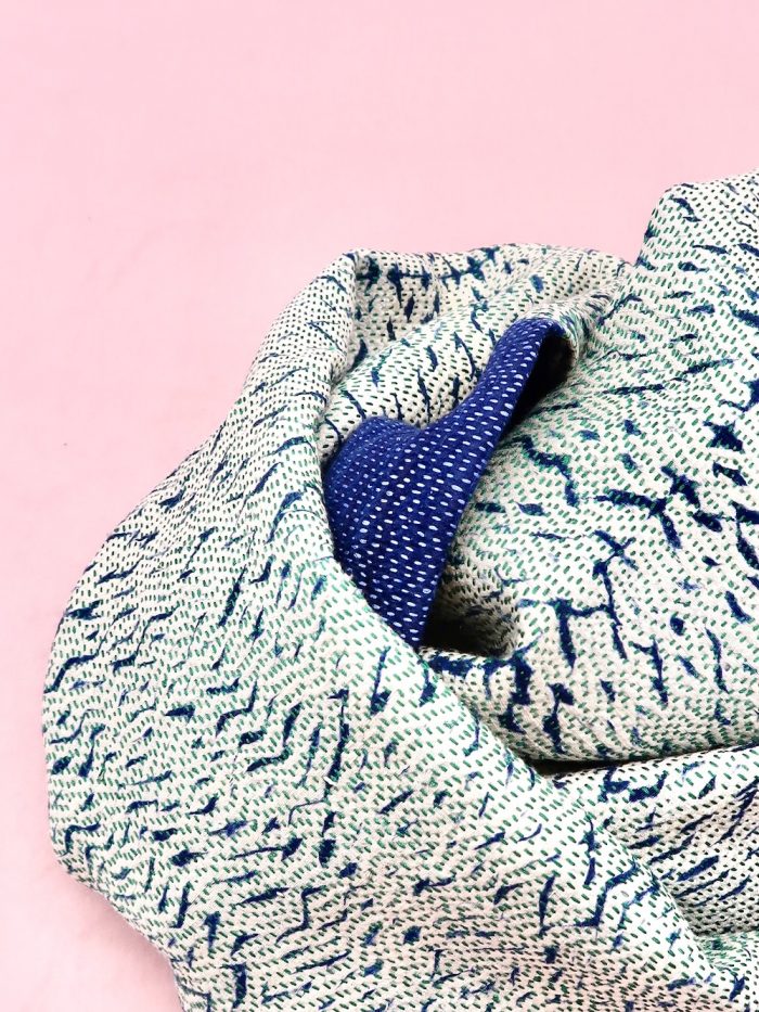 Detailansicht von Indigo-Batik-Tuch mit Kantha Quilt