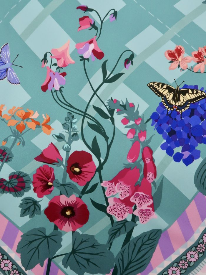 Seidentuch mit dem Motiv Cottage von Malfroy, Motive des Sommers, Blumen und Schmetterling