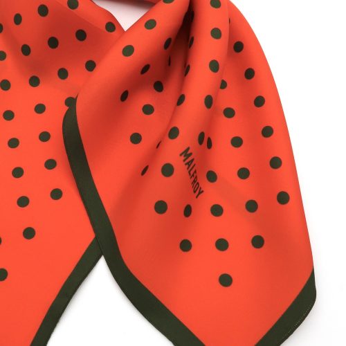 Muster Polkadots in dunkelgrün auf orangerotem Seidentuch