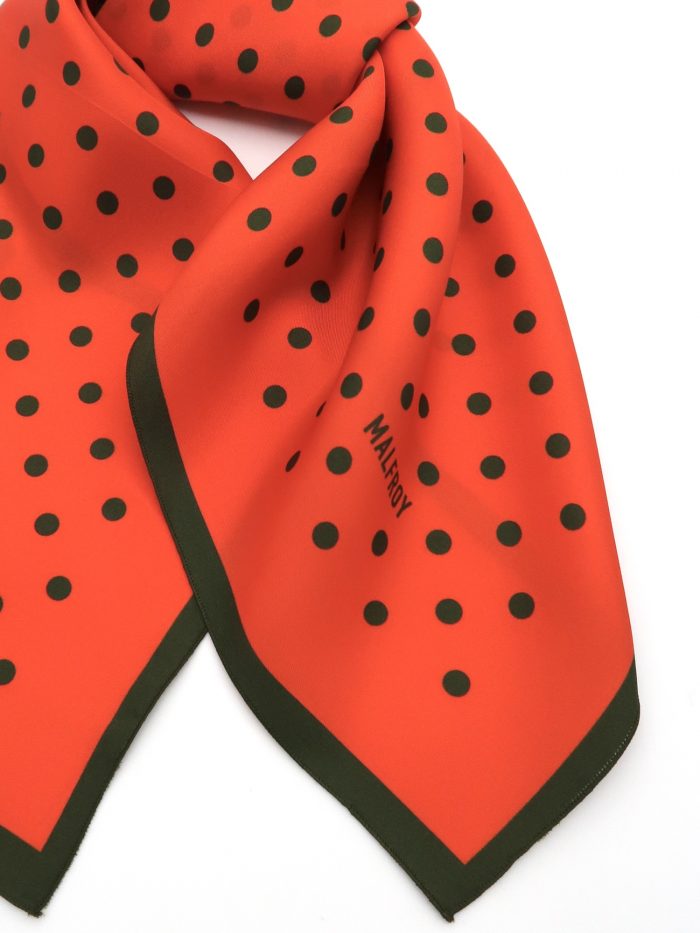 Muster Polkadots in dunkelgrün auf orangerotem Seidentuch