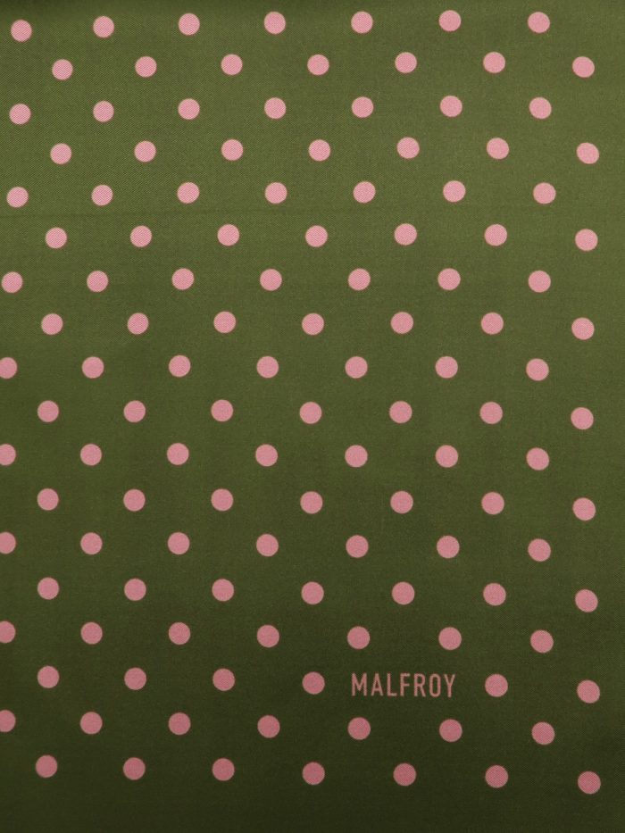 Muster Polkadots in rosa auf grünem Seidentuch