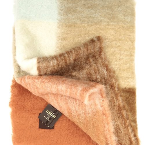 Mohairdecke Quadros in Beige-Tönen von Mantas Ezcaray