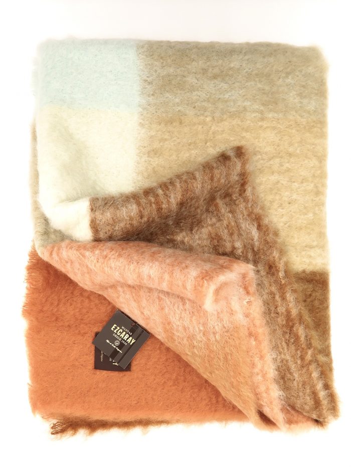 Mohairdecke Quadros in Beige-Tönen von Mantas Ezcaray