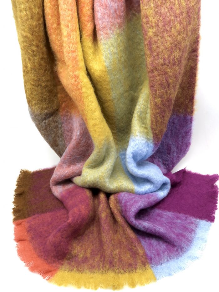 Farbenfrohe Mohairdecke Quadros von Mantas Ezcaray