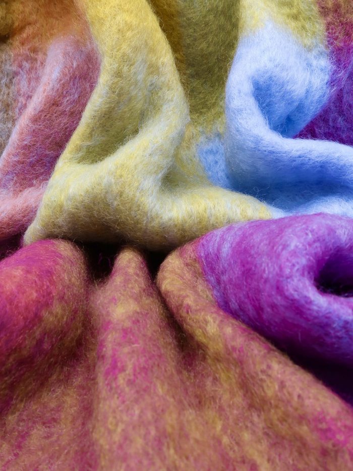 Farbenfrohe Mohairdecke Quadros von Mantas Ezcaray