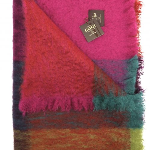 Farbenfrohe flauschige Mohairdecke Quadros von Mantas Ezcaray