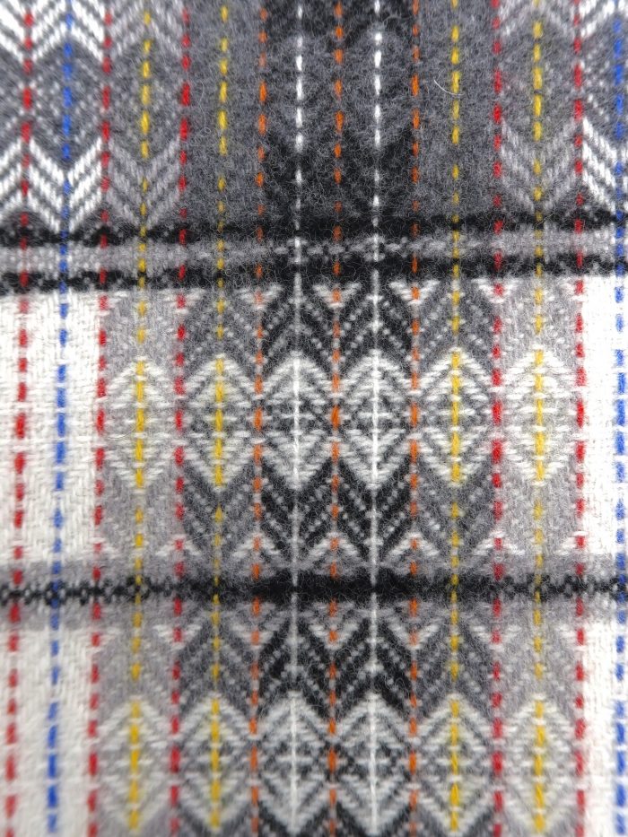 Detail - Feine Wolldecke mit irischem Rautenmuster in grau von Molloy and Sons