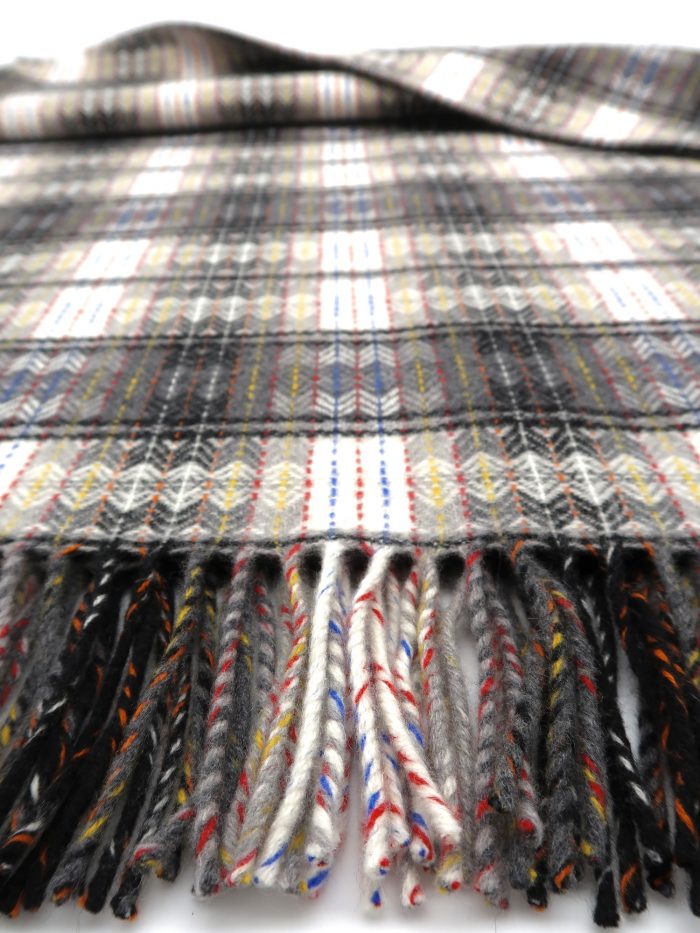 Feine Wolldecke mit irischem Rautenmuster in grau von Molloy and Sons
