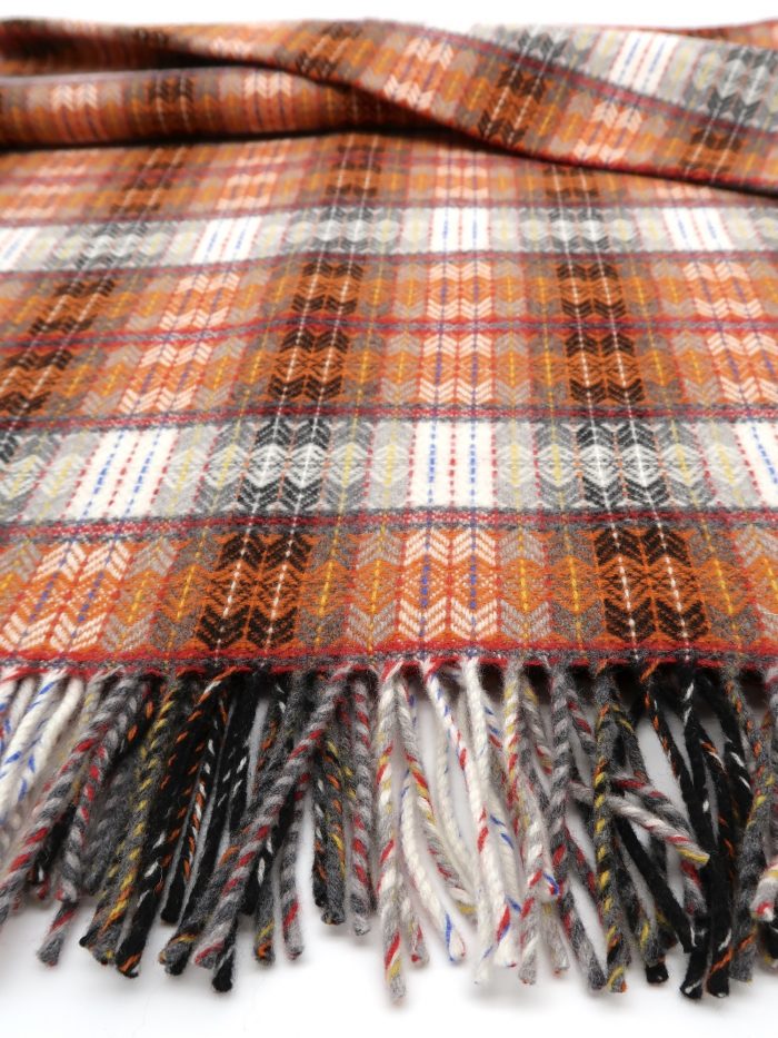 Feine Wolldecke mit irischem Rautenmuster in orange von Molloy and Sons