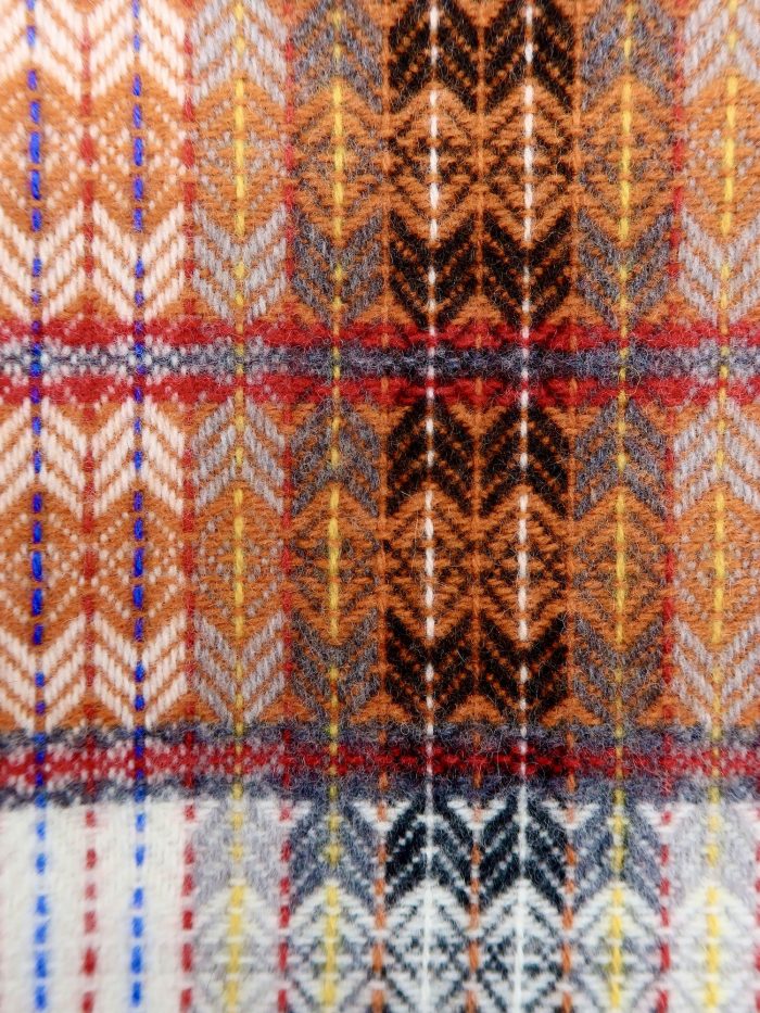 Feine Wolldecke mit irischem Rautenmuster in orange von Molloy and Sons