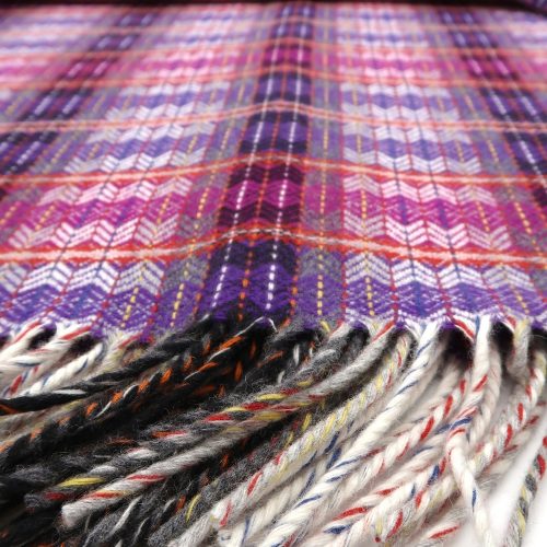 Feine Wolldecke mit irischem Rautenmuster in violett von Molloy and Sons