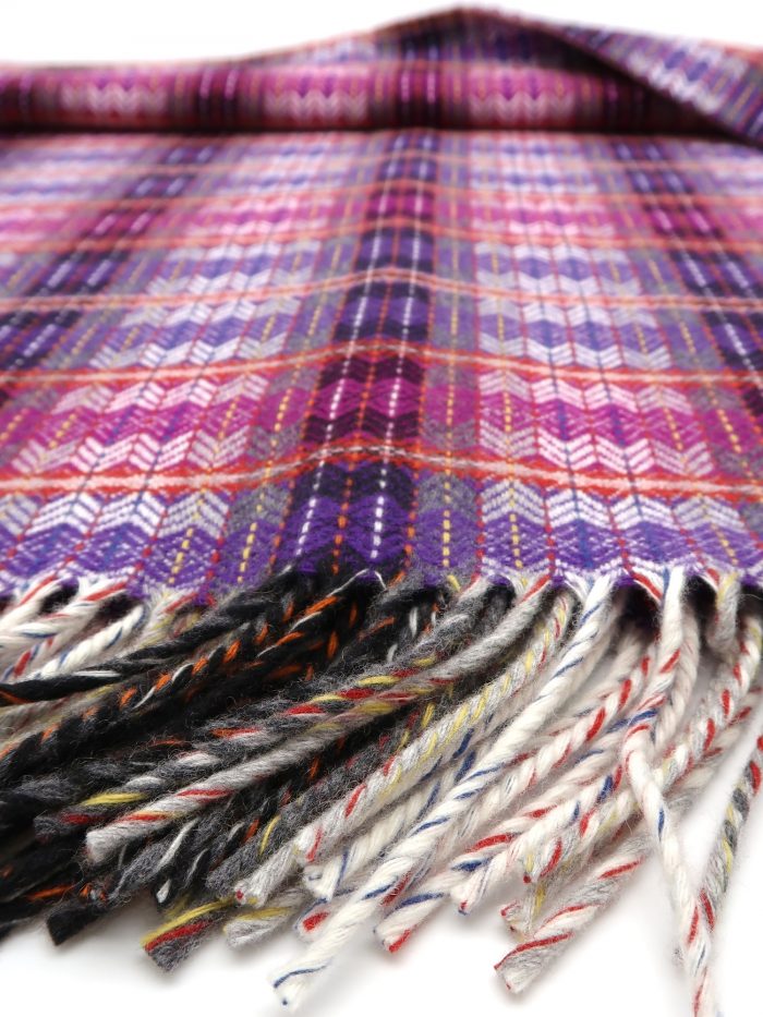 Feine Wolldecke mit irischem Rautenmuster in violett von Molloy and Sons