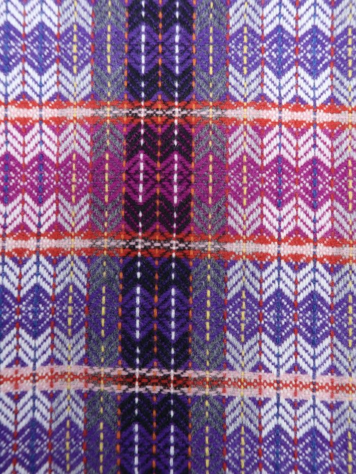 Detail - Feine Wolldecke mit irischem Rautenmuster in violett von Molloy and Sons