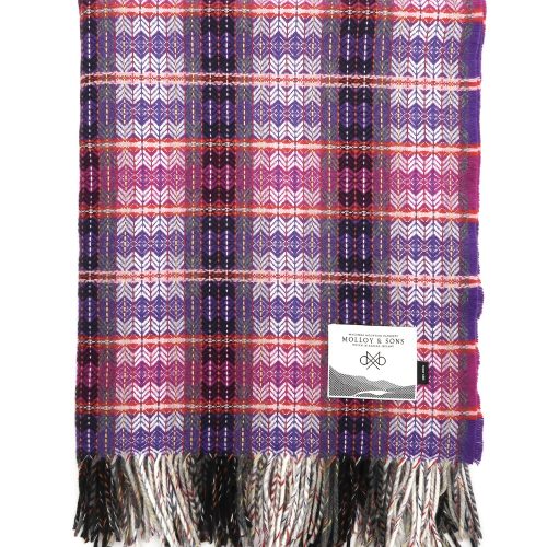 Feine Wolldecke mit irischem Rautenmuster in violett von Molloy and Sons