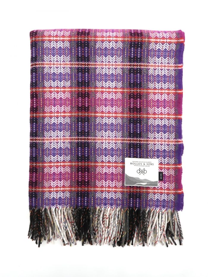 Feine Wolldecke mit irischem Rautenmuster in violett von Molloy and Sons