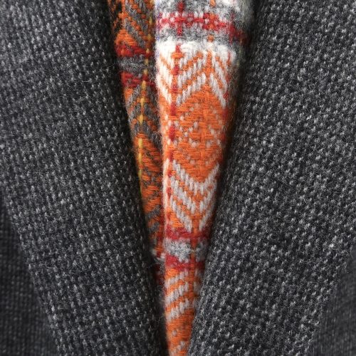 Detail Wollschal von Molloy and Sons in orange und weiß