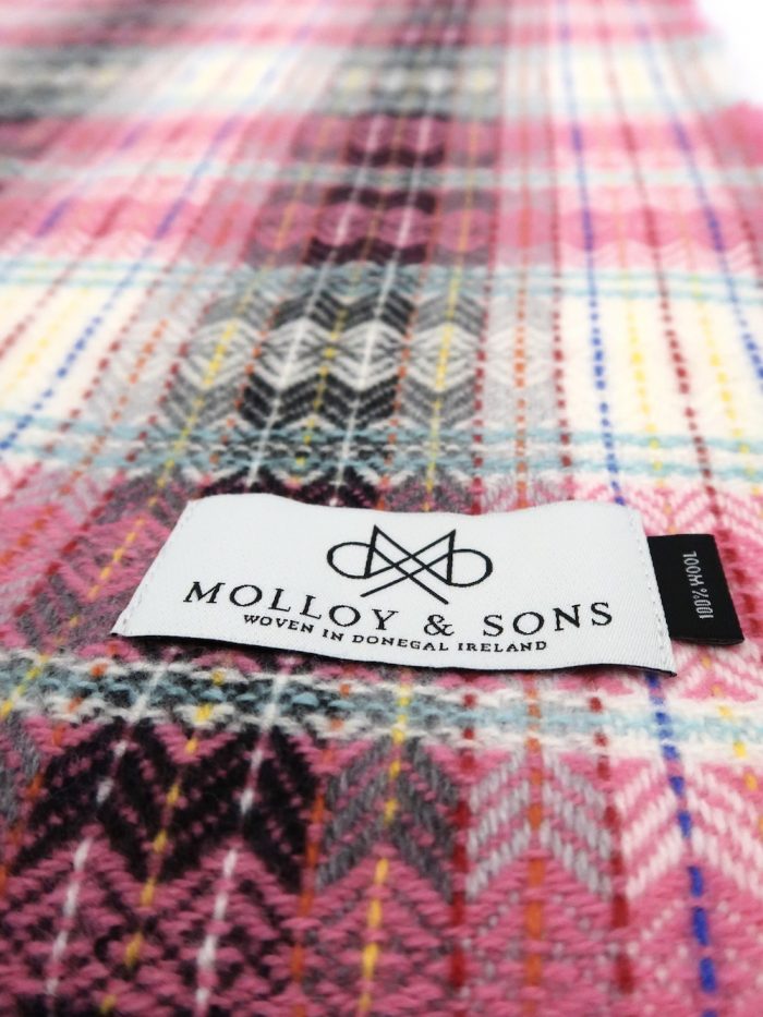 Detail, Wollschal in pink weiß von Molloy and Sons