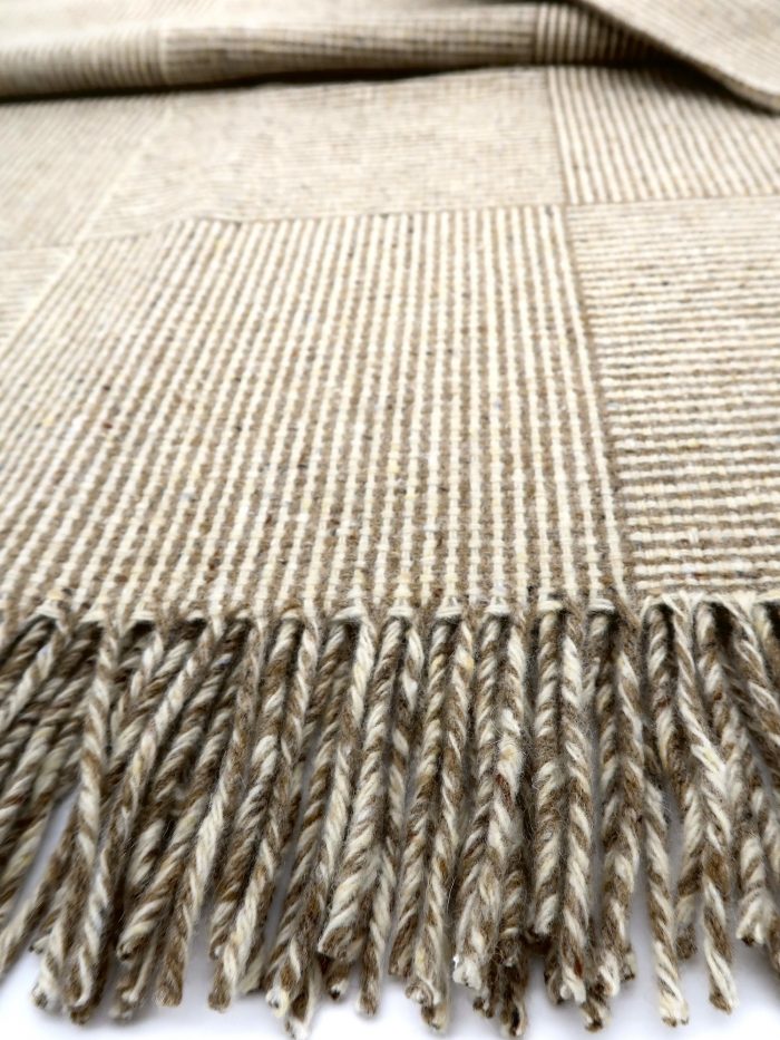 Wolldecke Basket in camel und weiß von Molloy and Sons
