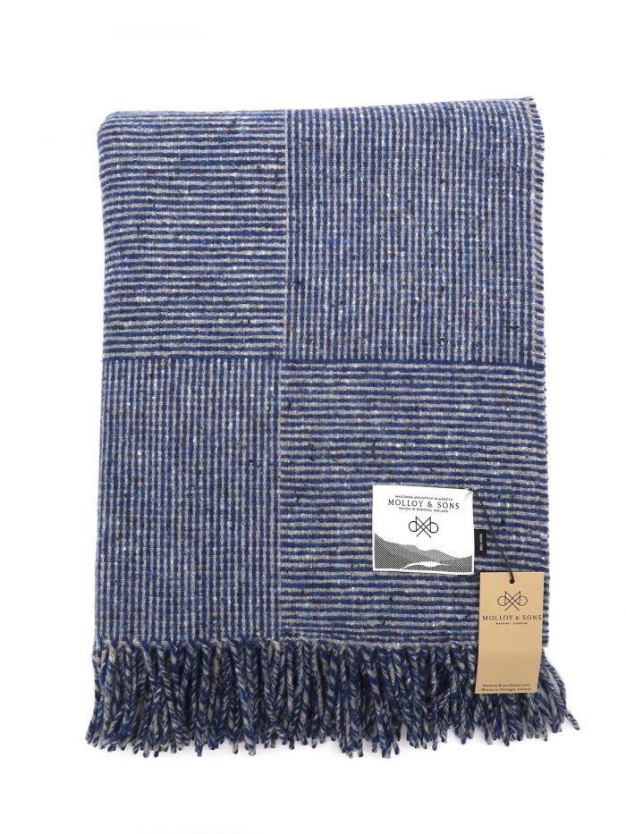 Wolldecke Basket in blau und grau von Molloy and Sons