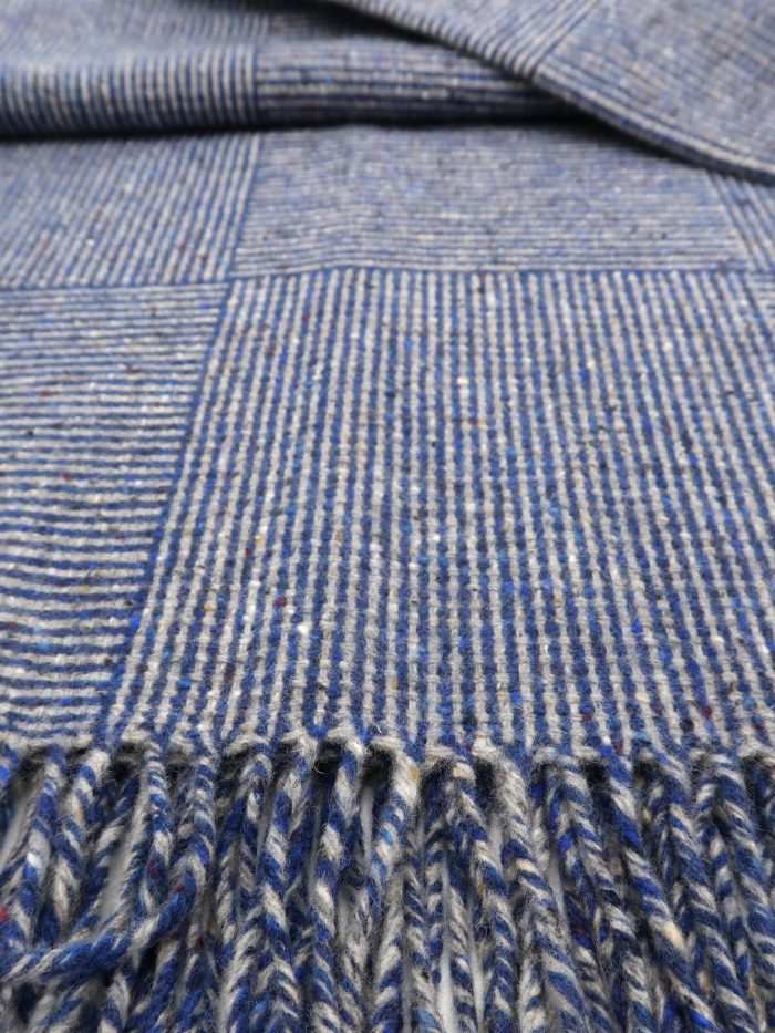 Wolldecke Basket in blau und grau von Molloy and Sons