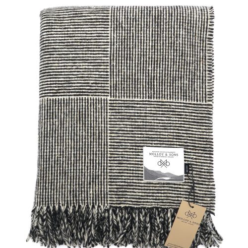 Wolldecke Basket in schwarz und weiß von Molloy and Sons