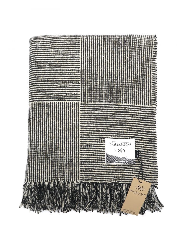 Wolldecke Basket in schwarz und weiß von Molloy and Sons